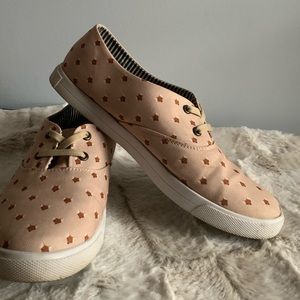 Cream tan fox lace up sneakers